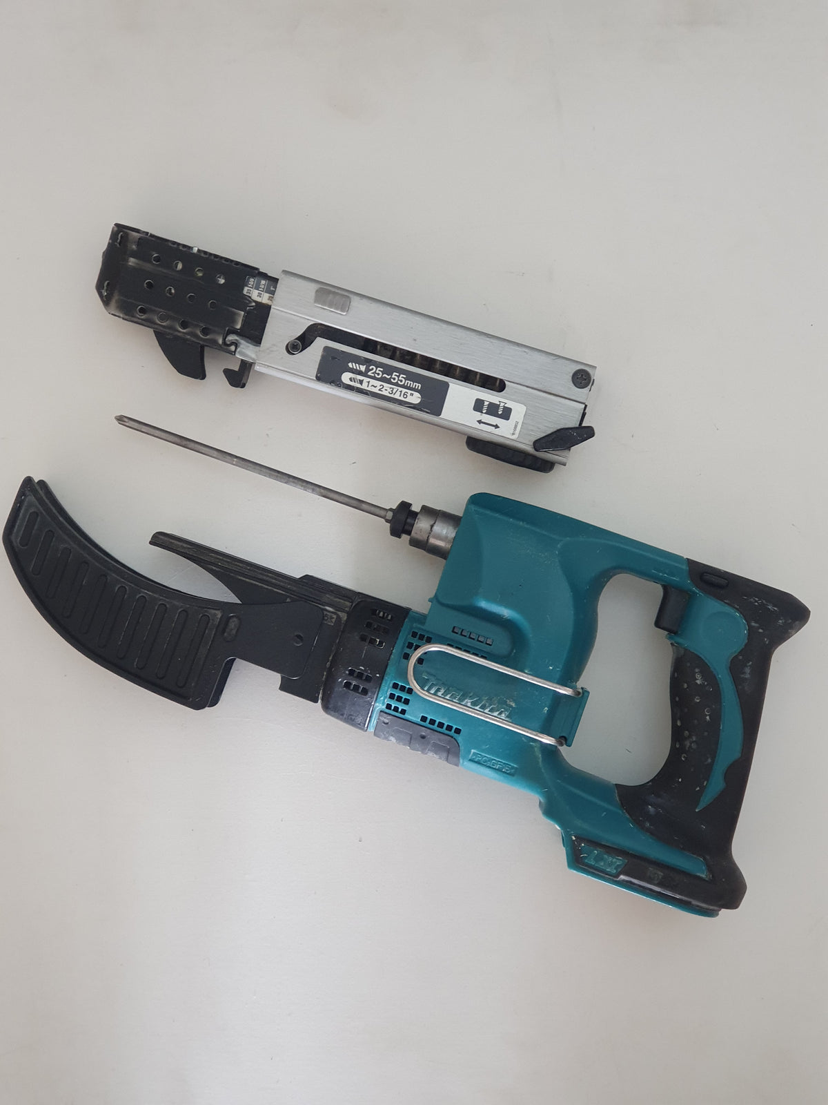 Makita Nauharuuvinväännin DFR550 ja syöttölaite