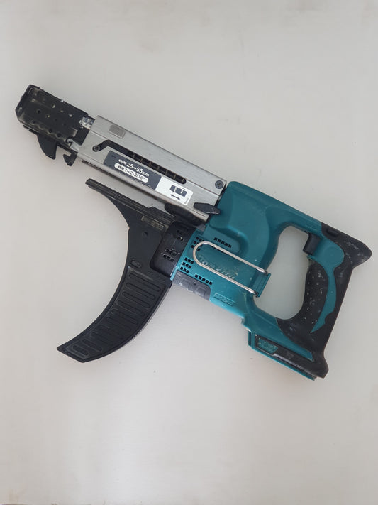 Makita Nauharuuvinväännin DFR550