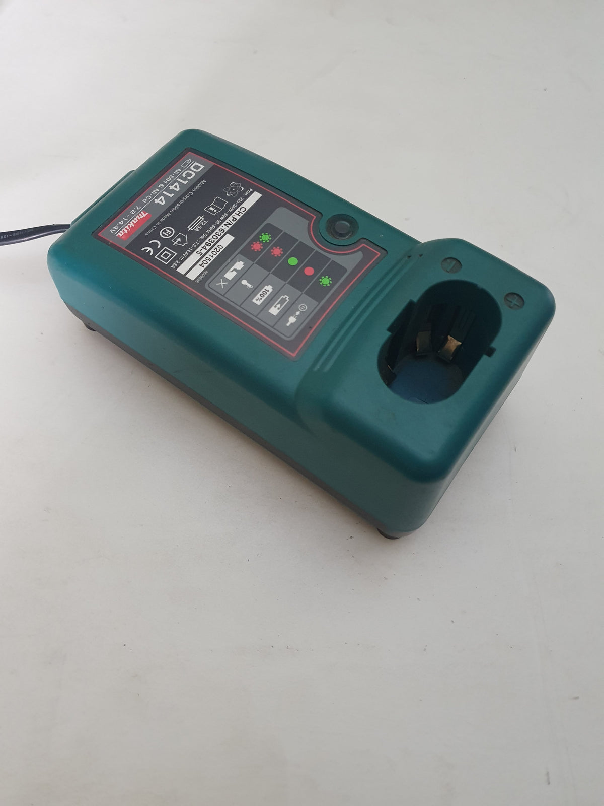 Makita 12V Laturi